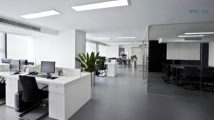 Checkliste für Büroanmietung, Büroraum mit Computer, Stuhl und Tisch