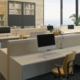 Checkliste für Büroanmietung, Büroraum mit Computer, Stuhl und Tisch