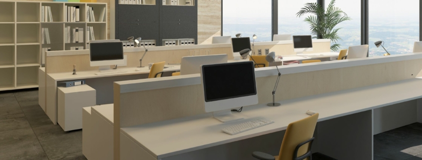 Checkliste für Büroanmietung, Büroraum mit Computer, Stuhl und Tisch